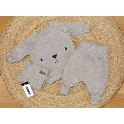 Pletená dojčenská sada 3D Medvedík, svetrík, tepláčiky + čiapočka Kazum, béžová, veľ. 80